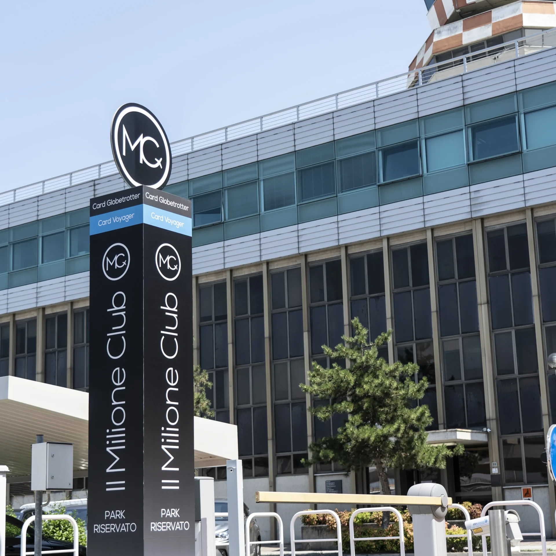 Totem in Dibond con struttura interna